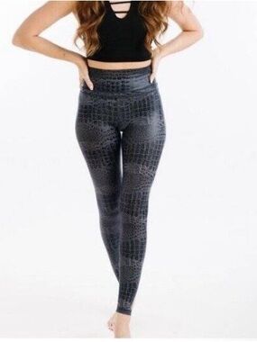 Zyia 28” Inseam Crocodile-Print High-Waist Leggings in Charcoal